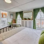 Treetop 1-Br Flat In Capitol Hill - Ideal Spot!