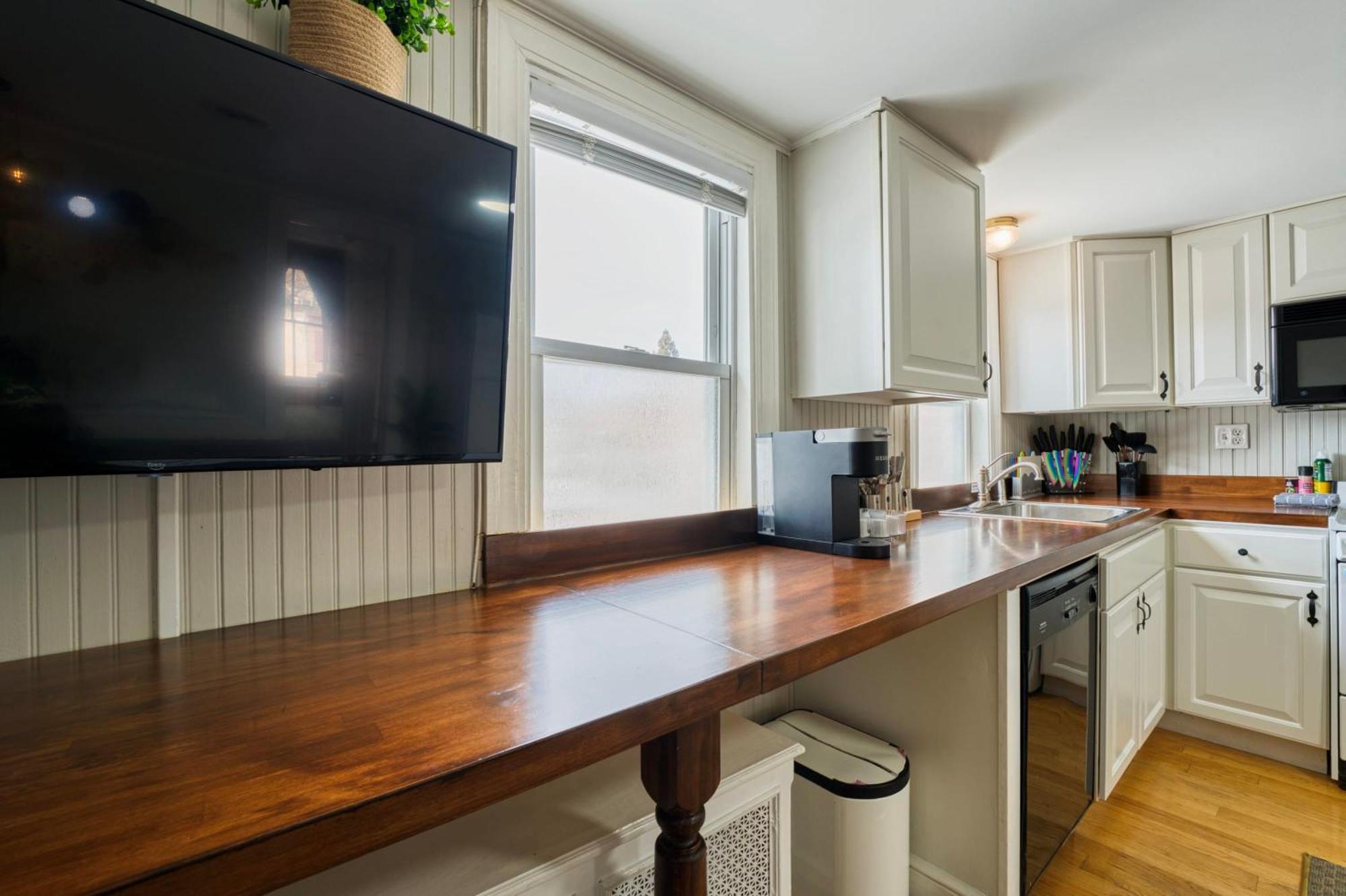 Apartment Treetop 1-br Flat In Capitol Hill - Ideal Spot! *
