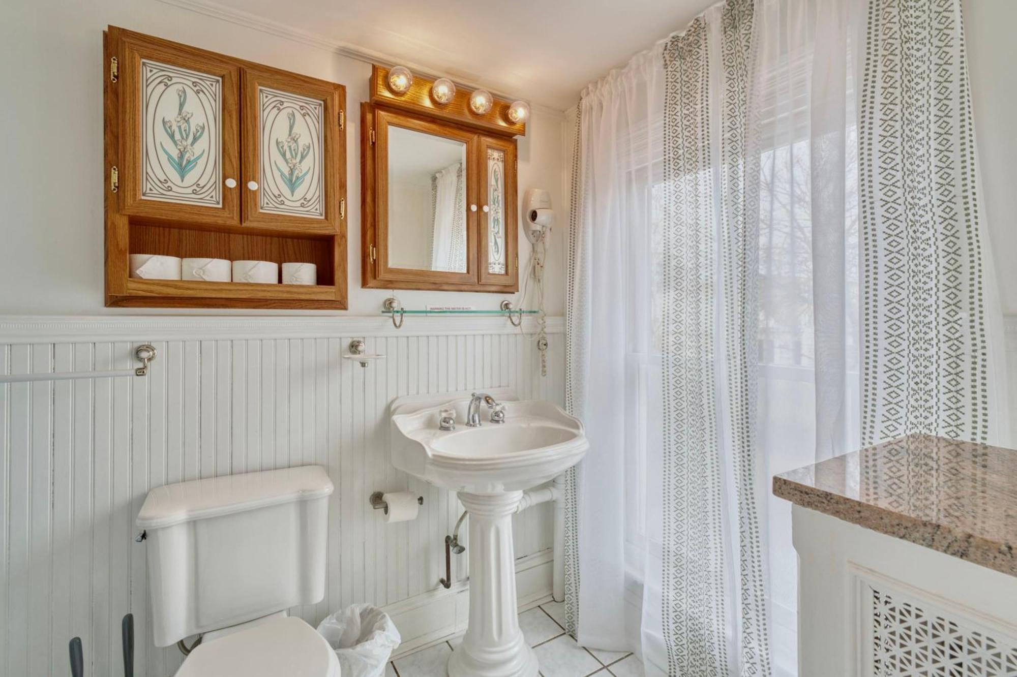 Treetop 1-br Flat In Capitol Hill - Ideal Spot! * Washington