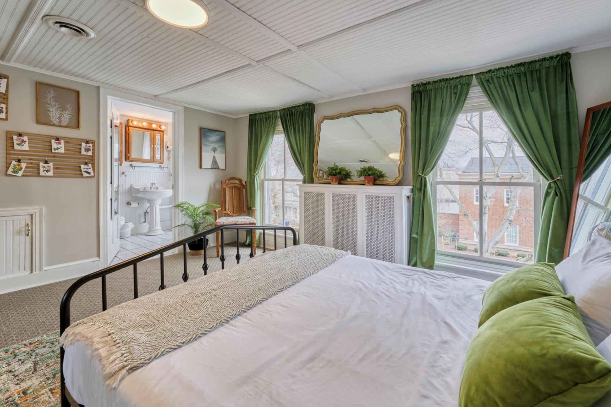 Treetop 1-br Flat In Capitol Hill - Ideal Spot! Apartment Washington