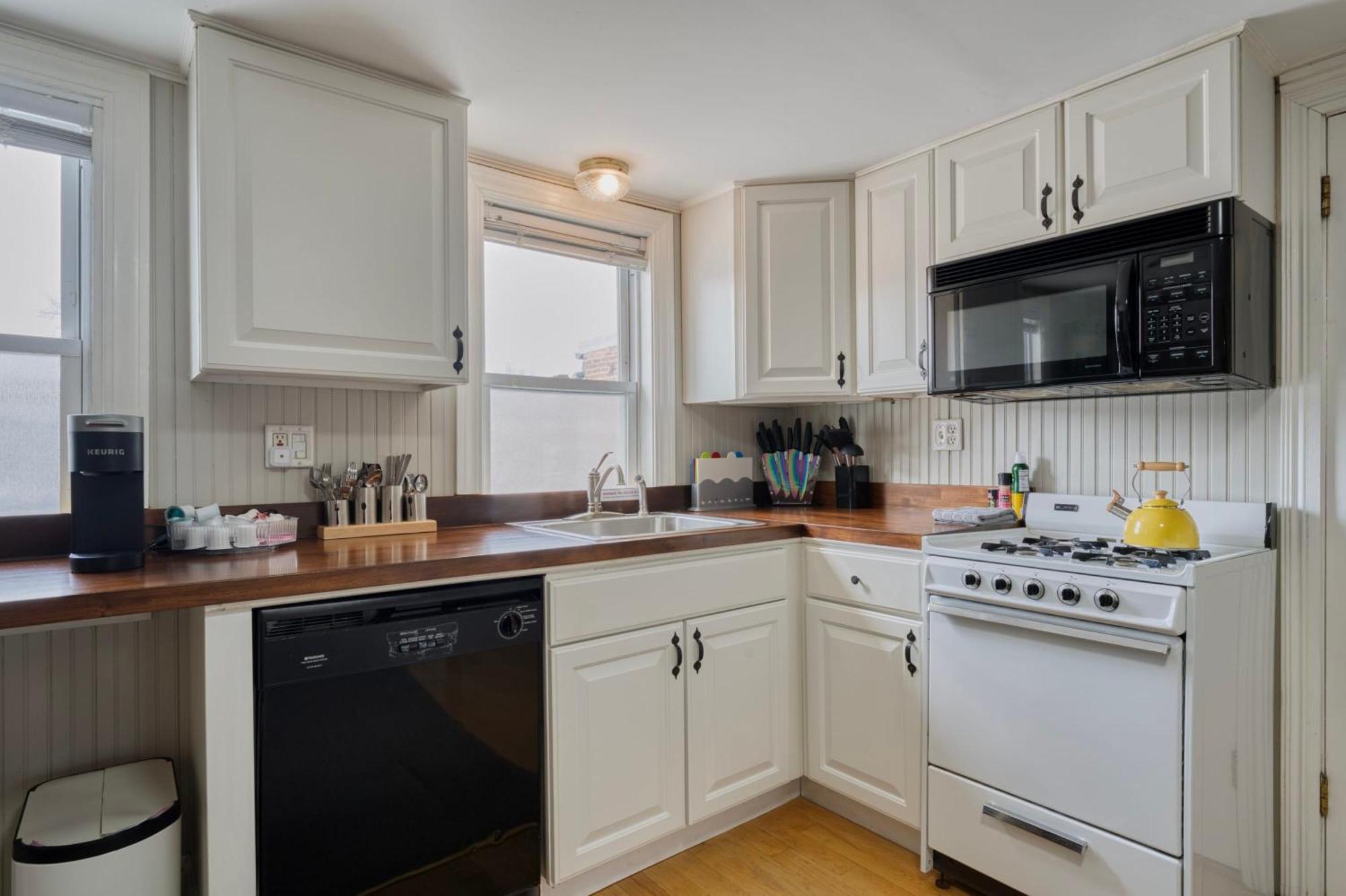 Treetop 1-br Flat In Capitol Hill - Ideal Spot! *