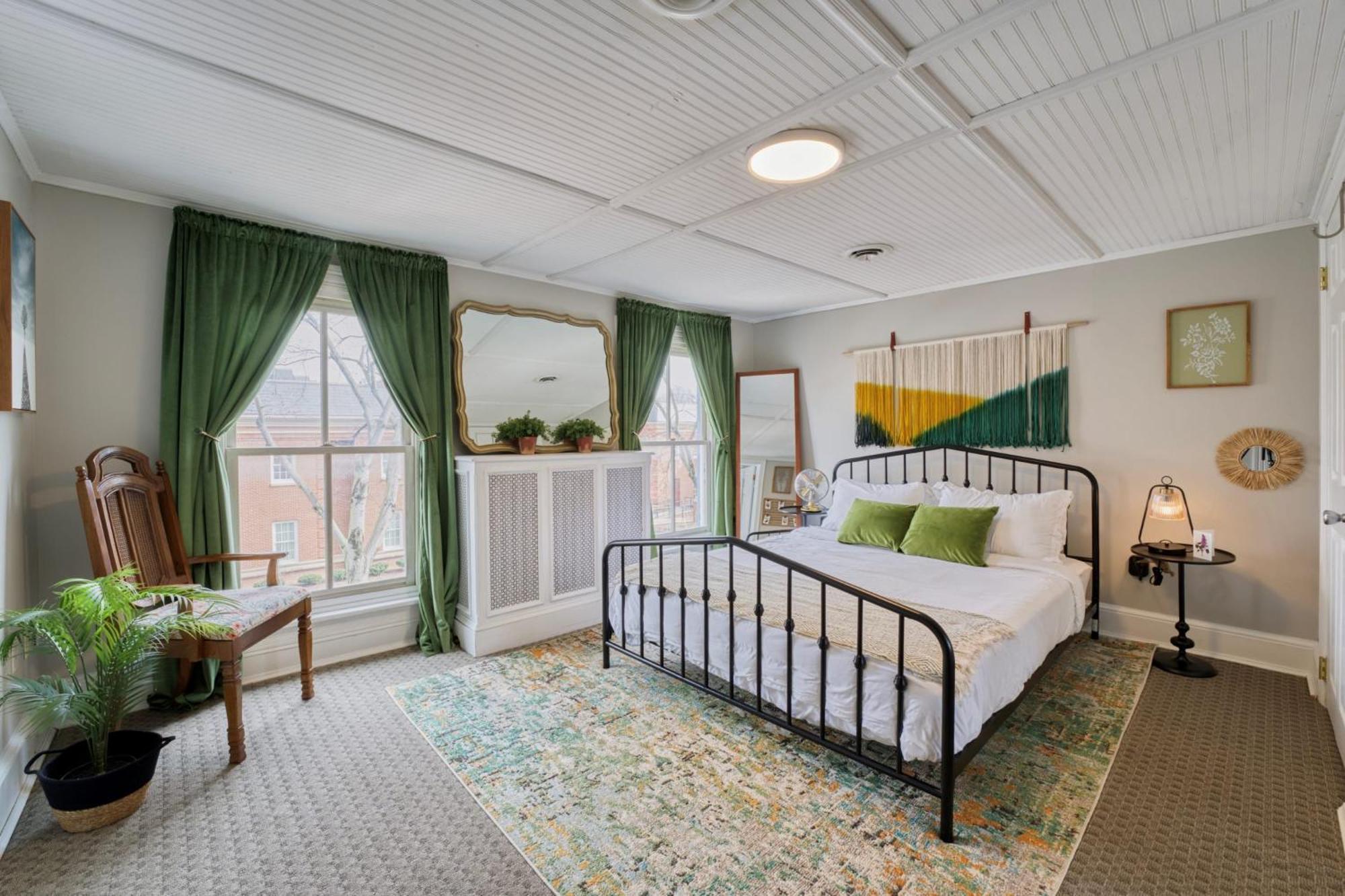 Treetop 1-br Flat In Capitol Hill - Ideal Spot! * Washington