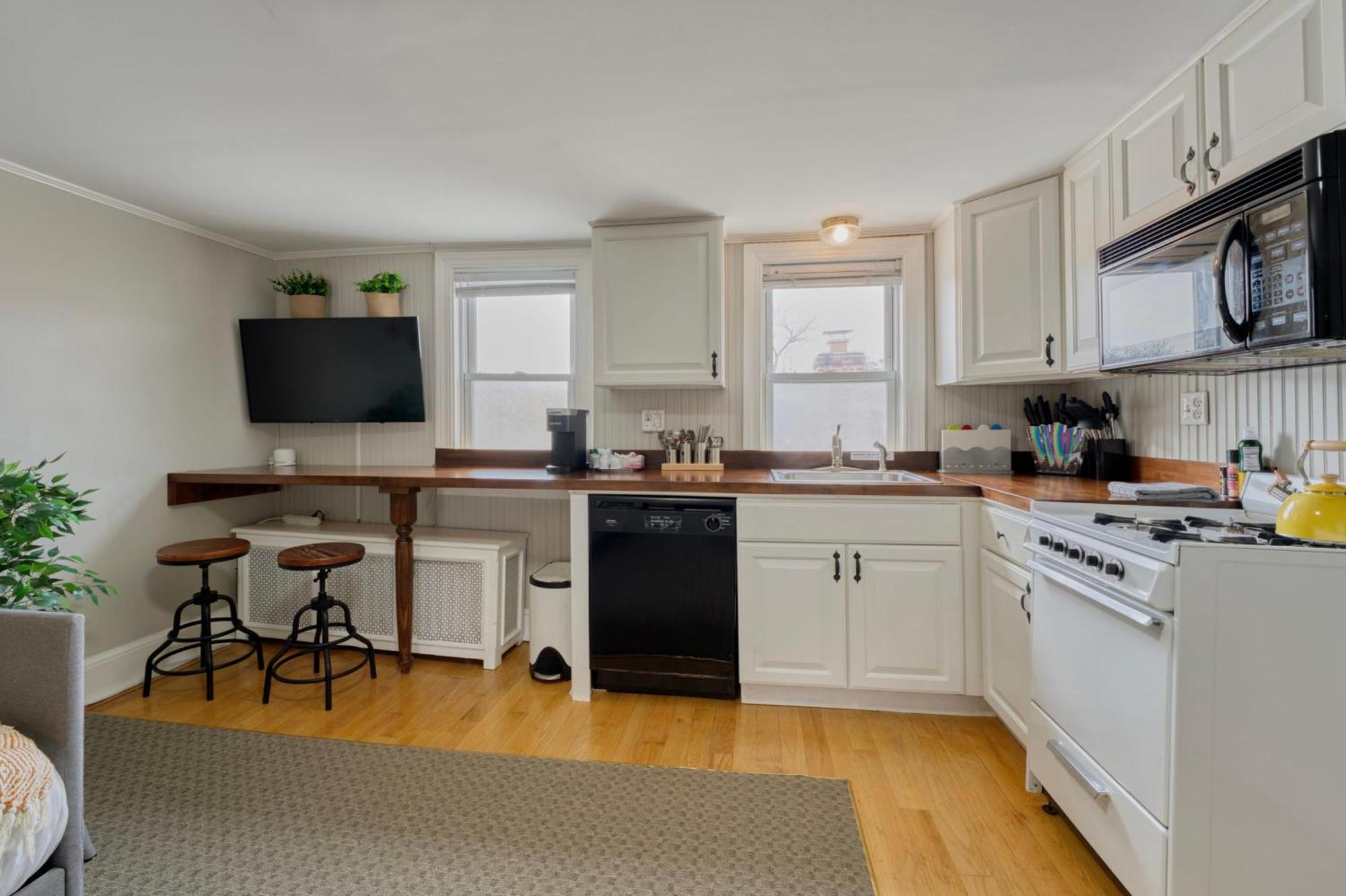 Treetop 1-br Flat In Capitol Hill - Ideal Spot!